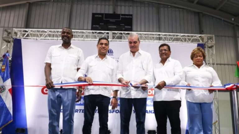 Abinader y Nelson Cruz inauguran moderno multiuso en Los Alcarrizos y llevan alegría a cientos de niños y jóvenes