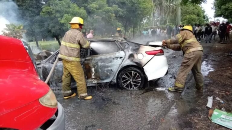 Una persona muere calcinada y dos resultan gravemente heridas en accidente de tránsito en Santo Domingo Norte