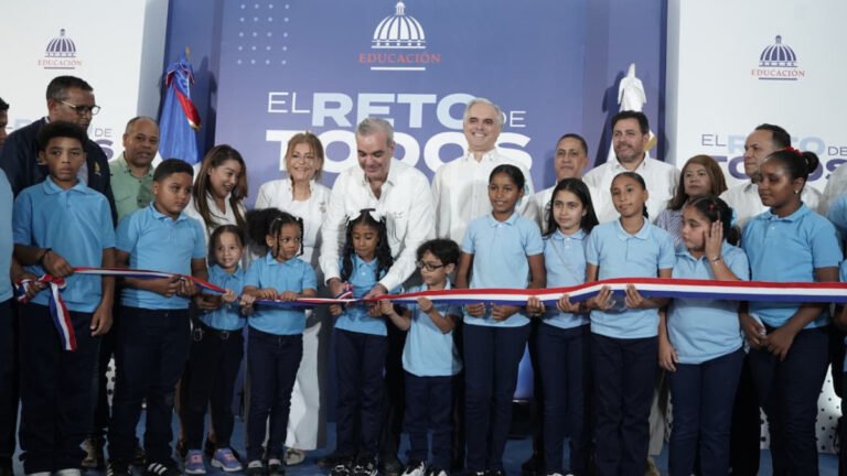 Estudiante destaca nuevas oportunidades que abre escuela entregada por el Gobierno en El Naranjal